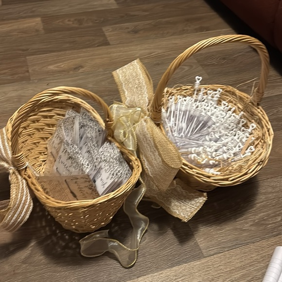 Baskets with bow and bubbles and basket with bow and bracelets - Picture 4 of 4